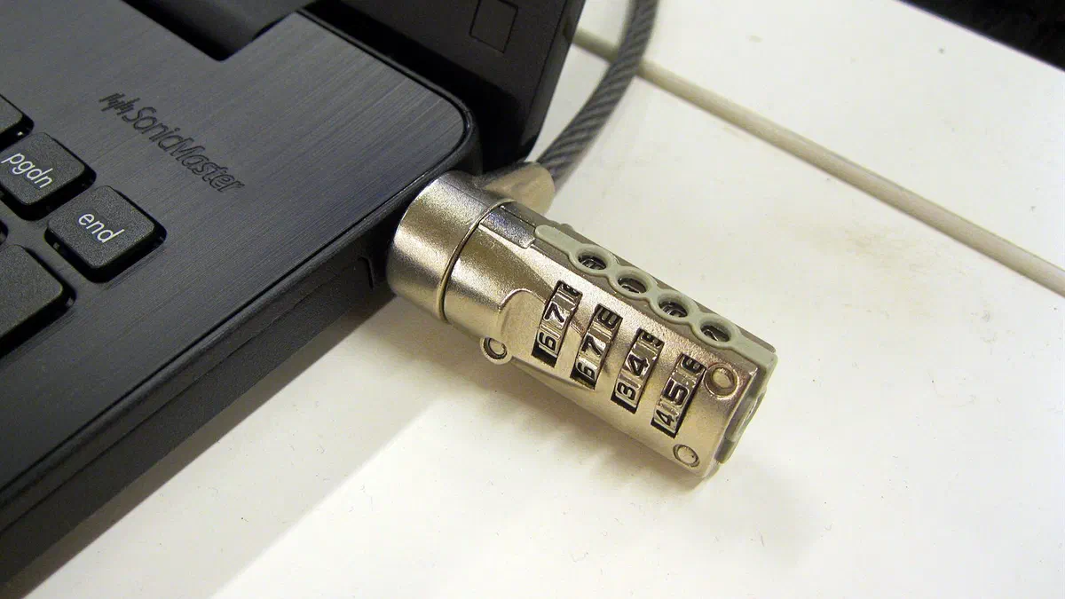 Antivol à câble à combinaison branché sur un ordinateur portable