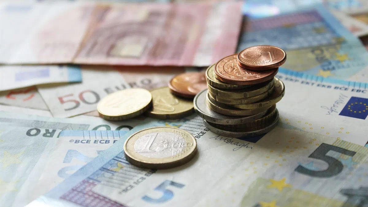 Billets et pièces en euros empilés